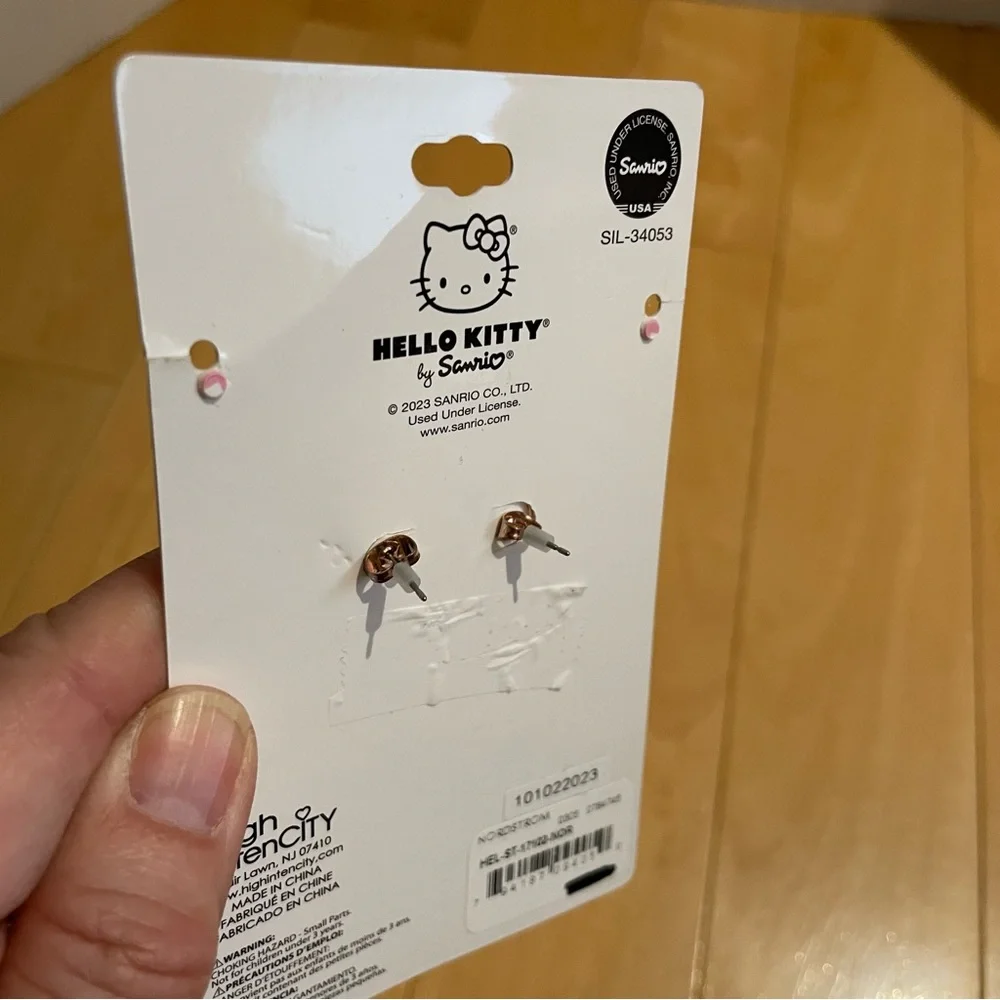 New hello kitty head studs - Picture 3 of 3